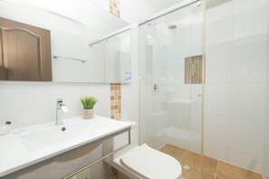 Shower, hair dryer, towels, soap - Hotel Vanguardia Natural (Villavicencio)