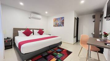 ميني بار ومكتب وواي فاي مجانًا وملاءات أسرّة