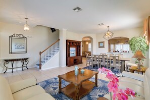 Televisión, futbolito, libros y oficina 