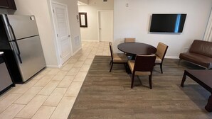 A modern apartment with a kitchen, dining area, and living room. - Pet friendly hotel aprt on Celebration Pl. 2bdr (Celebration)