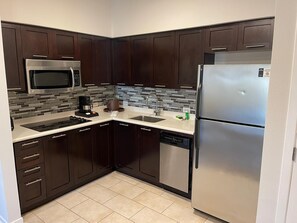 Kjøleskap, mikrobølgeovn, ovn og kokeplater