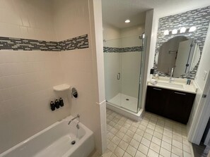 Dusj, hårføner og håndklær