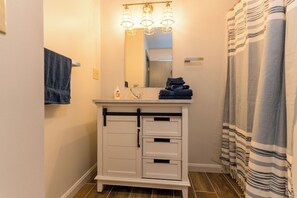 Combined shower/bathtub, hair dryer, towels, soap