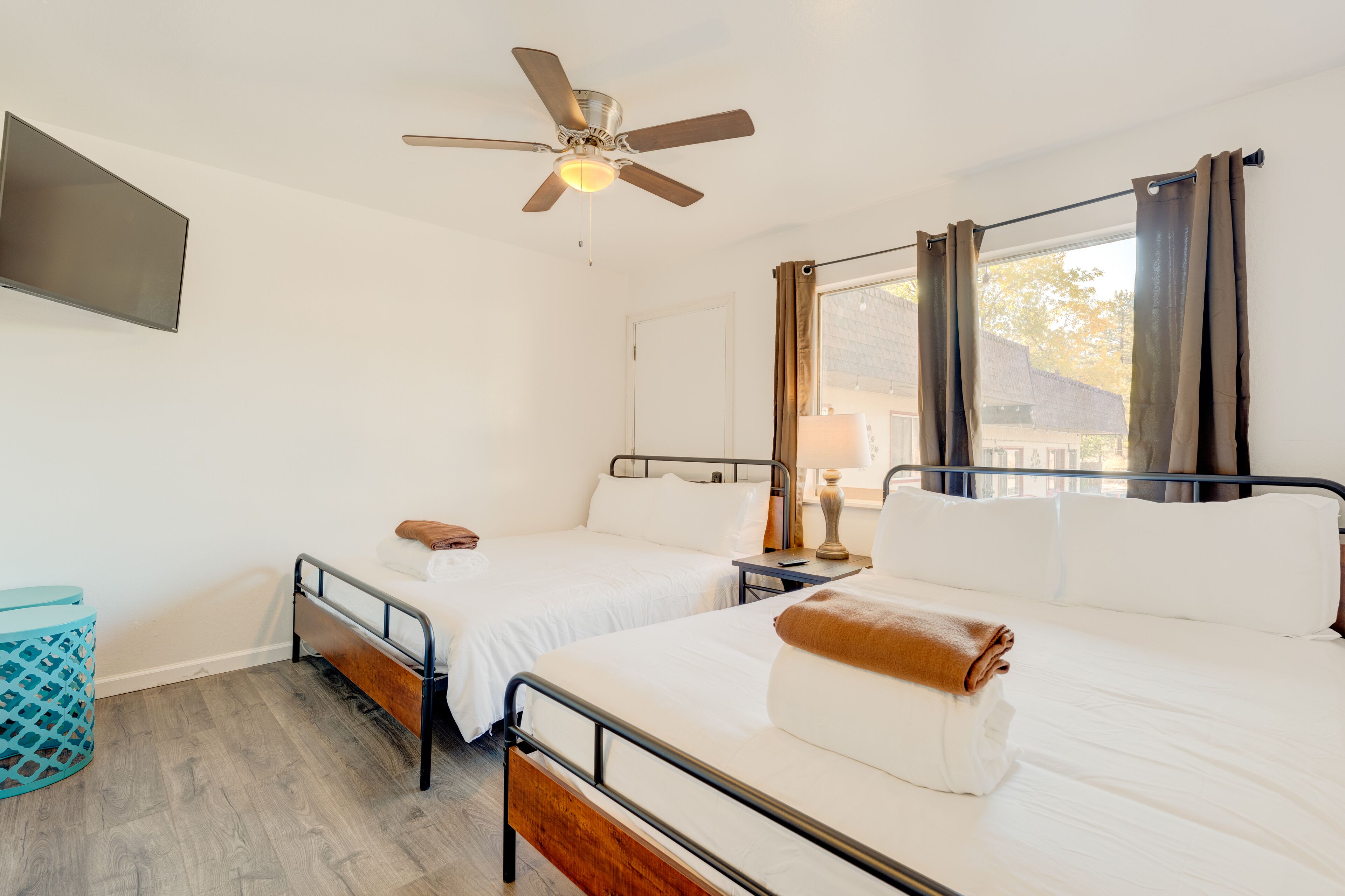 Stylish, dog-friendly getaway - walk to Lakeside Beach & Heavenly