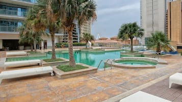 Una piscina al aire libre