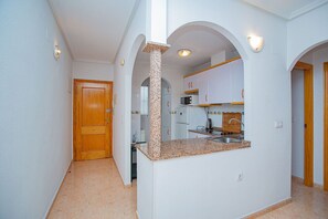 Jääkaappi, mikroaaltouuni, kahvin-/teenkeitin, vedenkeitin