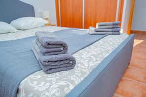 1 chambre, fer et planche à repasser, Wi-Fi gratuit, draps fournis