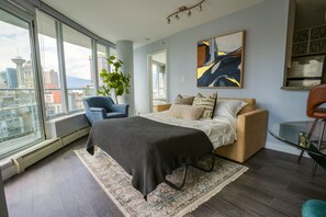 4 bedrooms, desk, WiFi, bed sheets
