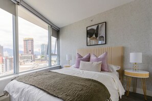4 bedrooms, desk, WiFi, bed sheets