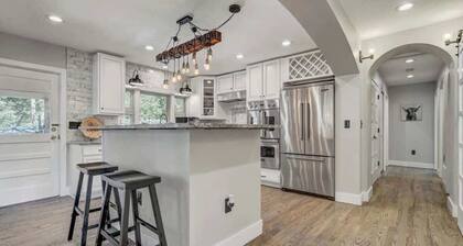 Red Rock Farmhouse! Hot Tub, Fire Pit & Trails