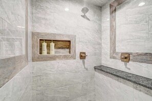 Bathtub, hair dryer, towels, shampoo - Red Rock Farmhouse! Hot Tub, Fire Pit & Trails (Colorado Springs)