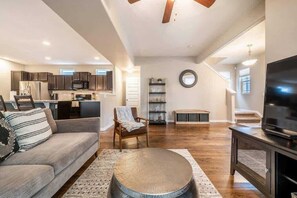 Televisión, chimenea y oficina 