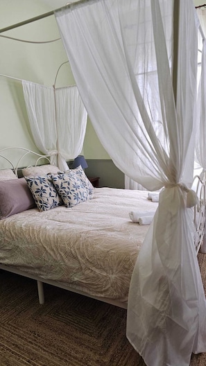 Room 102 | Desk, laptop workspace, free WiFi, bed sheets - Casa Monte Victoria (Málaga)