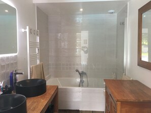 Badewanne, Haartrockner, Handtücher, Toilettenpapier