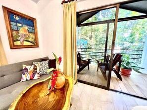 TV - Romantic Bungalow nestle in the jungle- 5mints from Manuel Antonio National Park (Quepos)