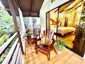 Terrace/patio - Romantic Bungalow nestle in the jungle- 5mints from Manuel Antonio National Park (Quepos)