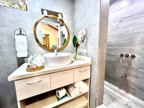 Shower, hair dryer, towels, toilet paper - Romantic Bungalow nestle in the jungle- 5mints from Manuel Antonio National Park (Quepos)