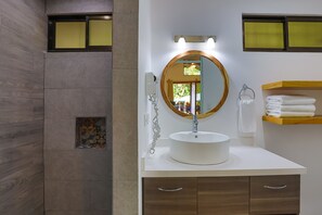 Shower, hair dryer, towels, toilet paper - Romantic Bungalow nestle in the jungle- 5mints from Manuel Antonio National Park (Quepos)