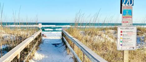 Plage à proximité, chaises longues, serviettes de plage