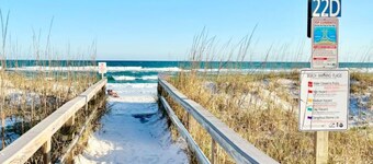 Waterfront- Walk to the Beach- Balcony- Sleeps 2