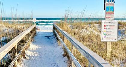 Waterfront- Walk to the Beach- Balcony- Sleeps 2