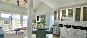 Waterfront- Walk to the Beach- Balcony- Sleeps 2