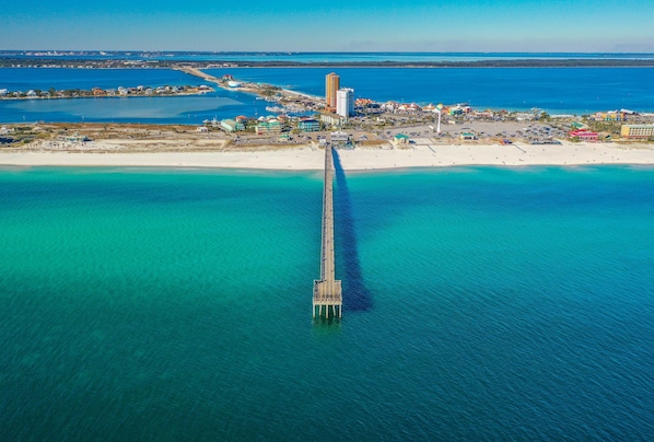 Una playa cerca, sillas reclinables de playa, toallas de playa