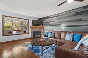 TV, video games, stereo - Downtown Basecamp | Stylish | Games Room (Invermere)