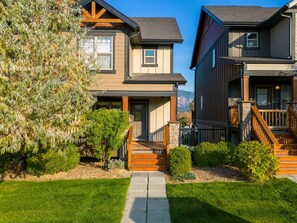 Exterior - Downtown Basecamp | Stylish | Games Room (Invermere)