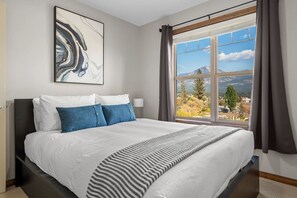 3 bedrooms, desk, iron/ironing board, WiFi - Downtown Basecamp | Stylish | Games Room (Invermere)