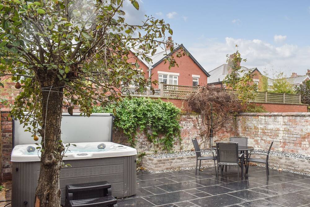 4 bedroom accommodation in Blackpool