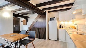 Réfrigérateur, micro-ondes, plaque de cuisson, cafetiÚre/bouilloire