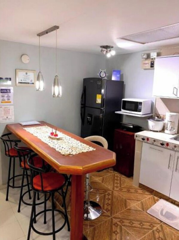 Microwave, coffee/tea maker, toaster, blender