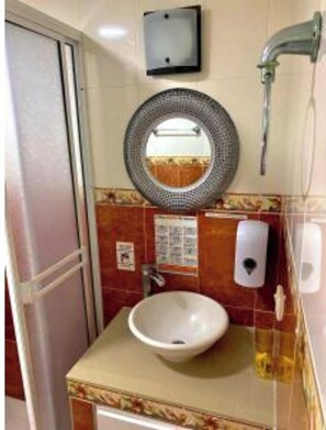 Dusche, Handtücher, Seife, Toilettenpapier