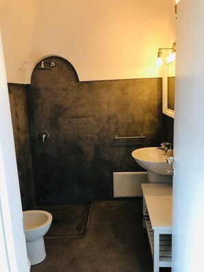 Dusche, Haartrockner, Bidet, Handtücher