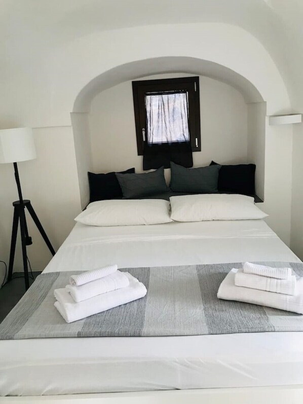 1 bedroom, bed sheets