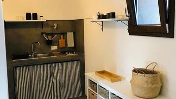 Refrigerador, microondas, parrilla de estufa y cafetera y tetera