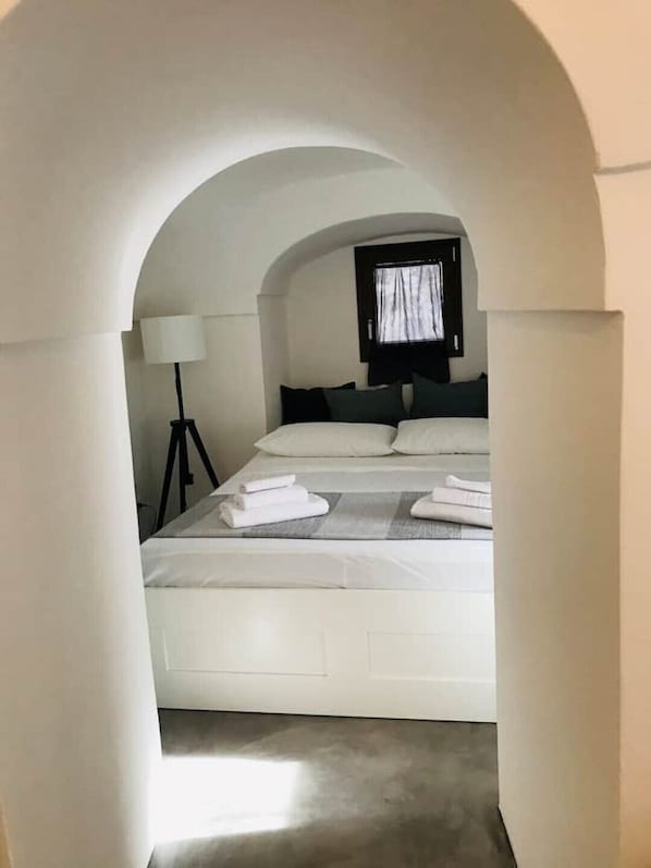 1 bedroom, bed sheets