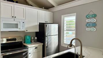 Refrigerador, horno, parrilla de estufa y cafetera y tetera