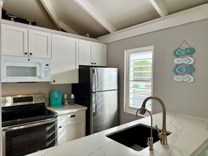 Fridge, oven, stovetop, coffee/tea maker - 5 Minute walk to the beach! (Christiansted)