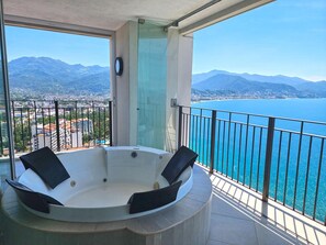 Outdoor spa tub - Beachfront & stunning views ! (Puerto Vallarta)