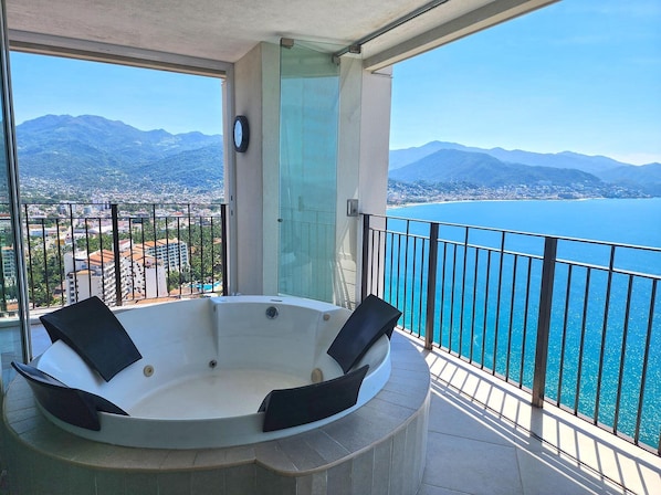 Tina de hidromasaje al aire libre