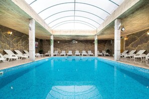 室内游泳池，09:00 至 20:30 开放，池畔遮阳伞，日光浴躺椅
