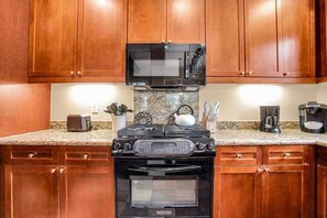 Coffee/tea maker, fridge, microwave, oven