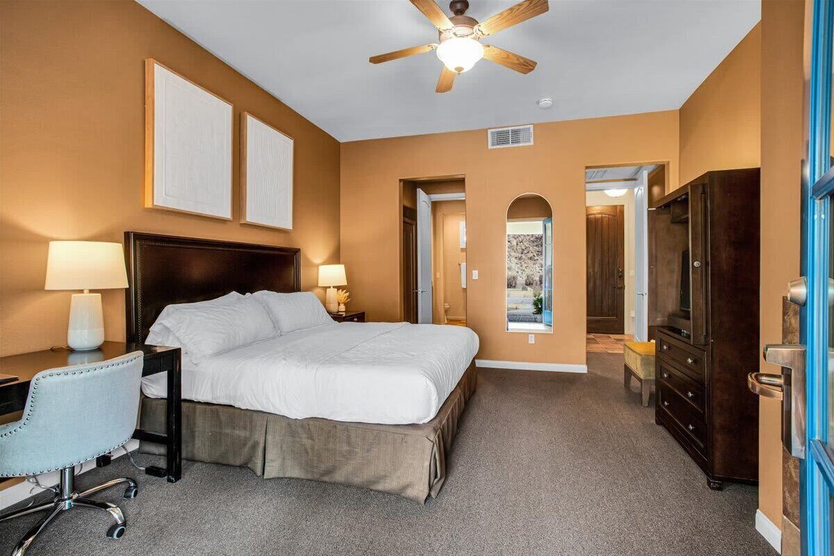 1 slaapkamer, een bureau, een strijkplank/strijkijzer, wifi