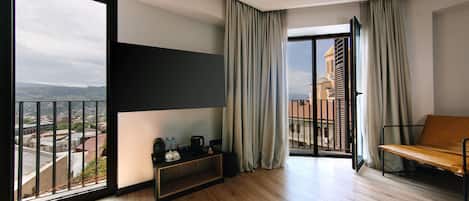 Suite | 1 bedroom, in-room safe, laptop workspace, blackout drapes