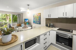 Refrigerador, horno, parrilla de estufa y lavavajillas 