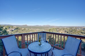 Outdoor dining - Hot Tub, Mountain Views: Scenic Prescott Home (Prescott)