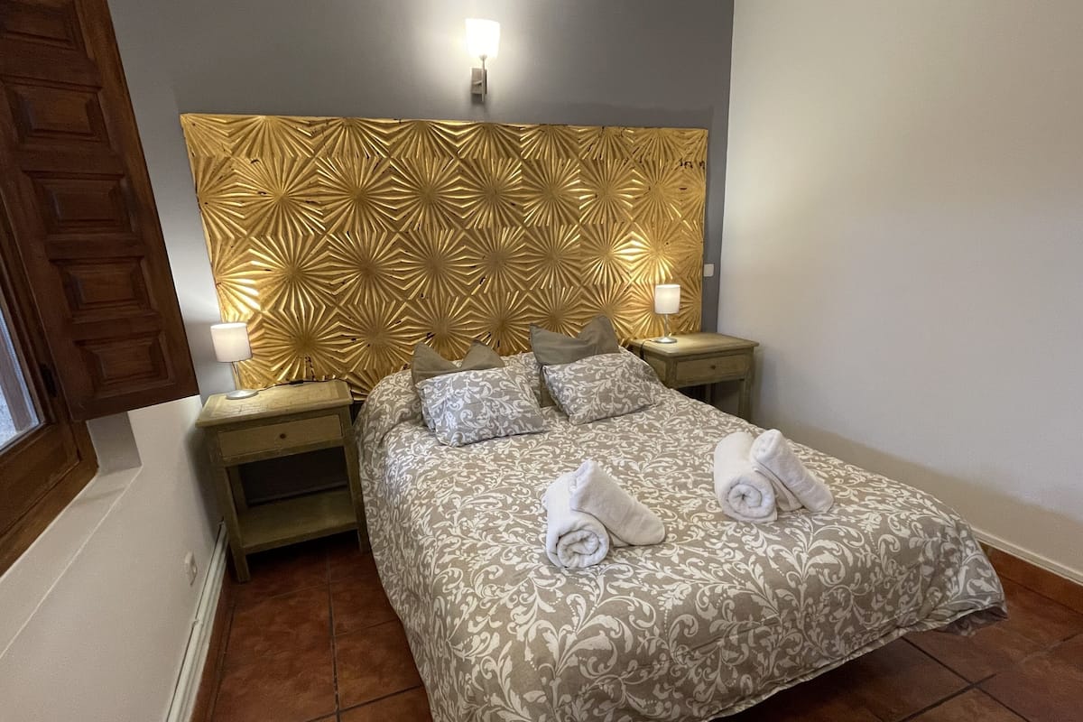 2 bedrooms, premium bedding, down duvets, individually decorated