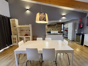 Familienhaus | Wohnbereich | 32-Zoll-LCD-Fernseher mit Digitalempfang, Fernseher